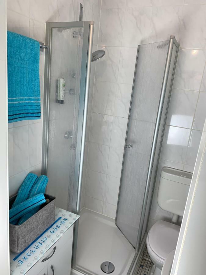 Schoenes Terrasse 2p. Stadtnah Wlan Апартаменты